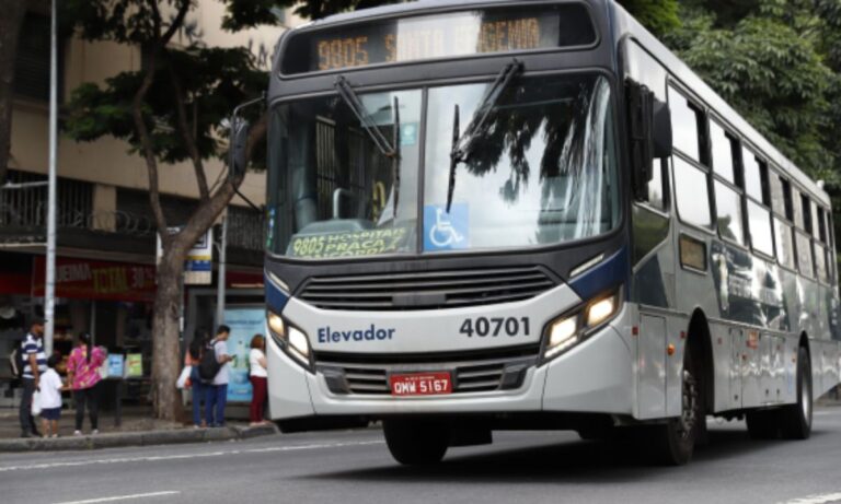 Ônibus circula por BH
