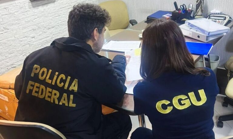 Agentes da Polícia Federal (PF) e da Controladoria-Geral da União (CGU).
