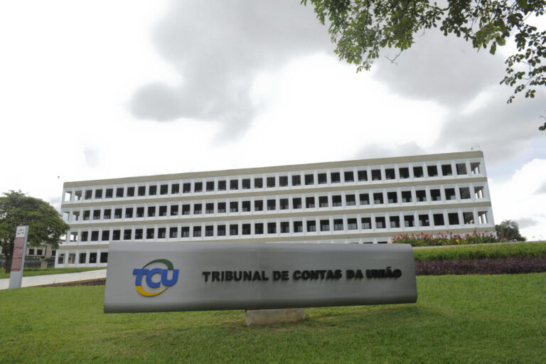A fachada do TCEU