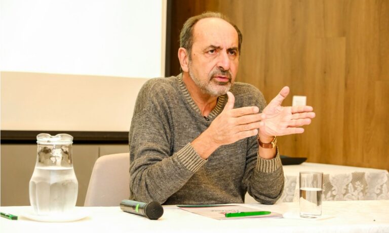 Alexandre Kalil de blusa de frio verde e mãos abertas