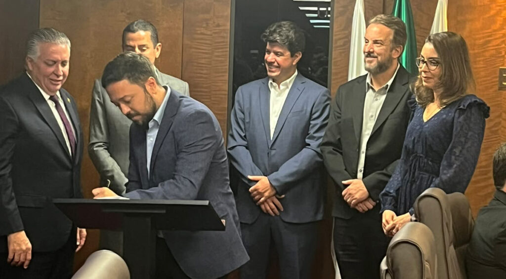assinatura contrato viaduto ferradura