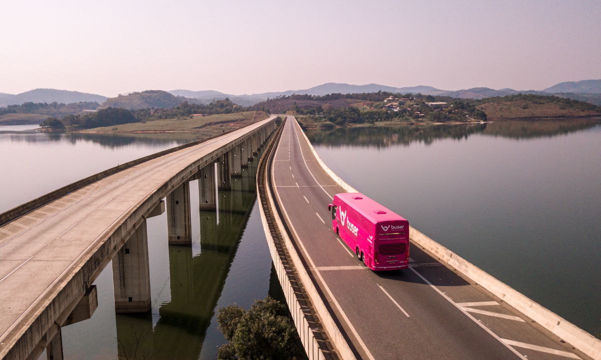 Na foto, ônibus da Buser na estrada