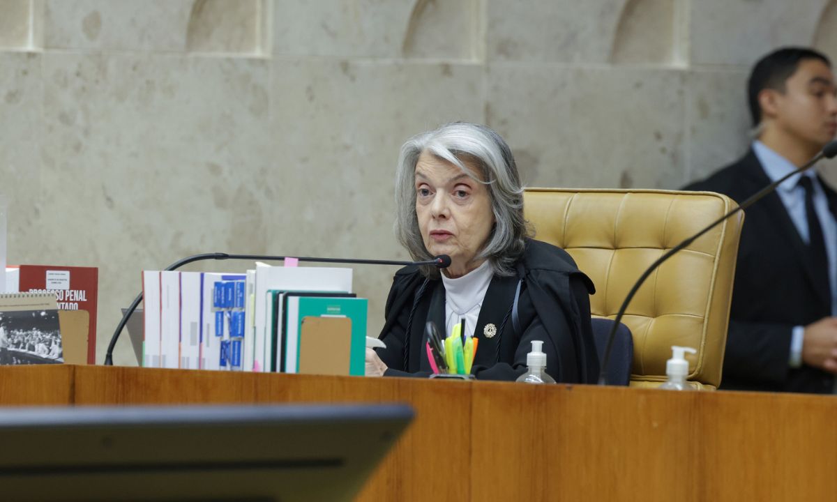 Cármen Lúcia no STF, falando ao microfone