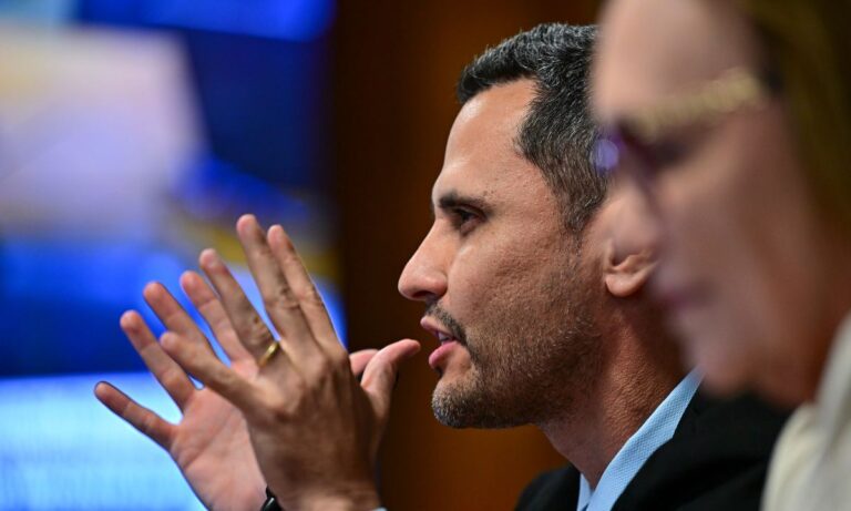 O senador Cleitinho Azevedo (Republicanos), pressionado a definir candidatura ao governo de Minas.
