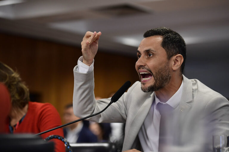 Na foto, o senador Cleitinho Azevedo (Republicanos) durante sessão no Senado