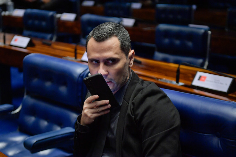 Na foto, o senador Cleitinho Azevedo (Republicanos) durante sessão no Senado