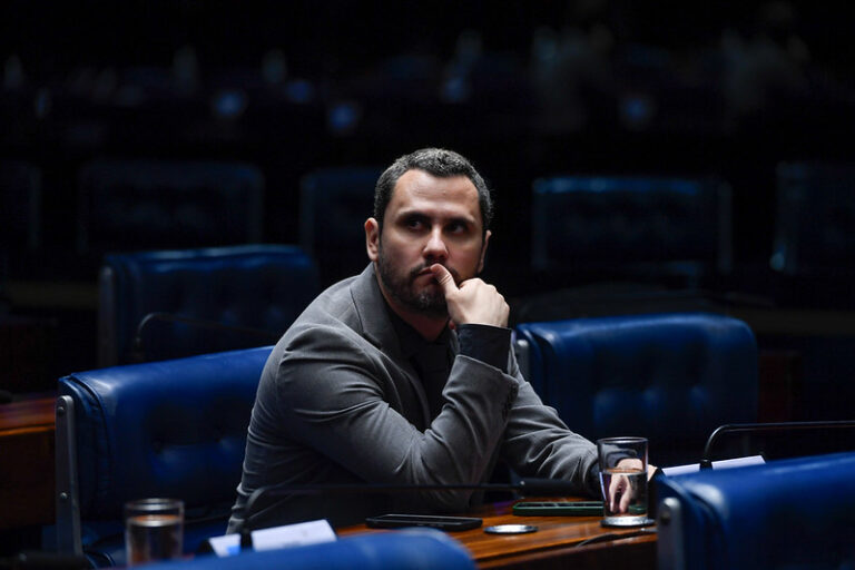 Na foto, o senador Cleitinho Azevedo (Republicanos) durante sessão no Senado