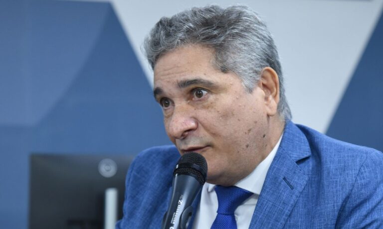 Coronel Sandro de perfil, falando ao microfone