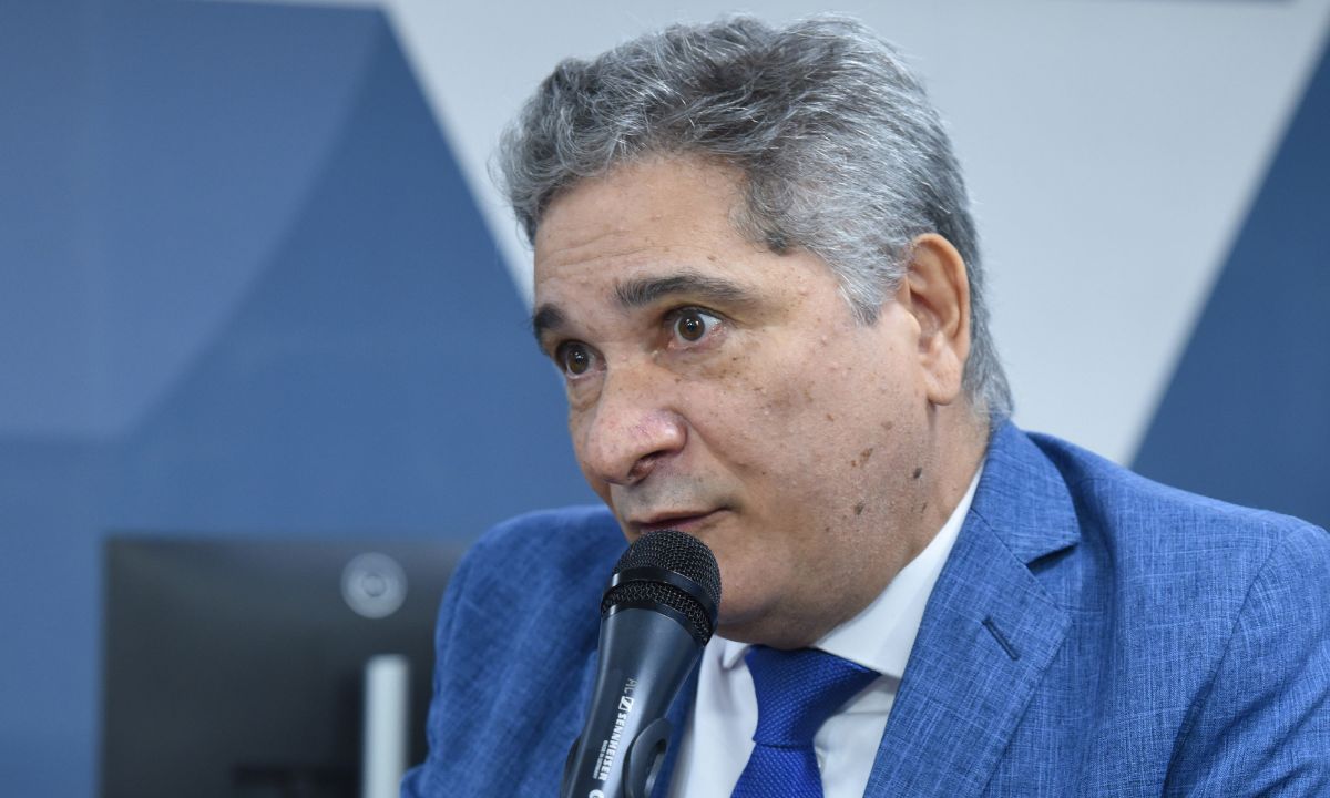 Coronel Sandro de perfil, falando ao microfone