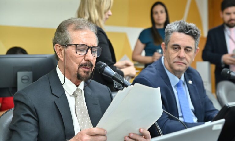 O deputado estadual Doutor Maurício em primeiro plano; ao fundo, o deputado Doutor Paulo