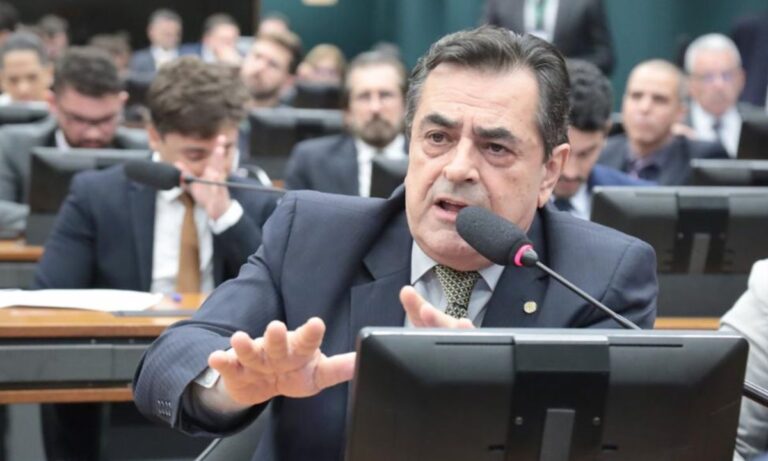 Domingos Sávio gesticulando enquanto fala ao microfone