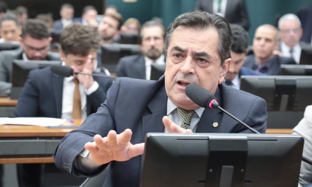 Domingos Sávio gesticulando enquanto fala ao microfone