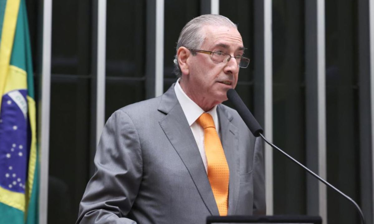 Eduardo Cunha de terno e gravata laranja