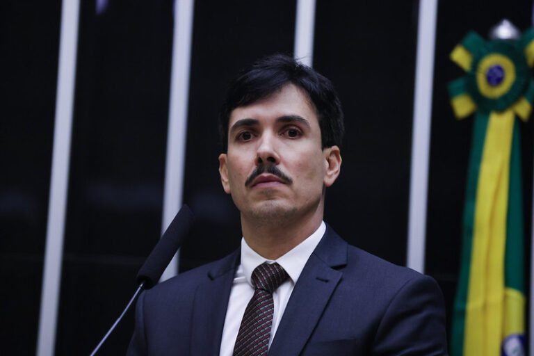 O deputado federal Euclydes Pettersen (Republicanos-MG) na tribuna da Câmara dos Deputados.
