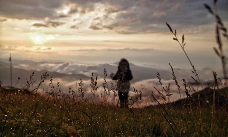 Foto mostra jovem contemplando paisagem