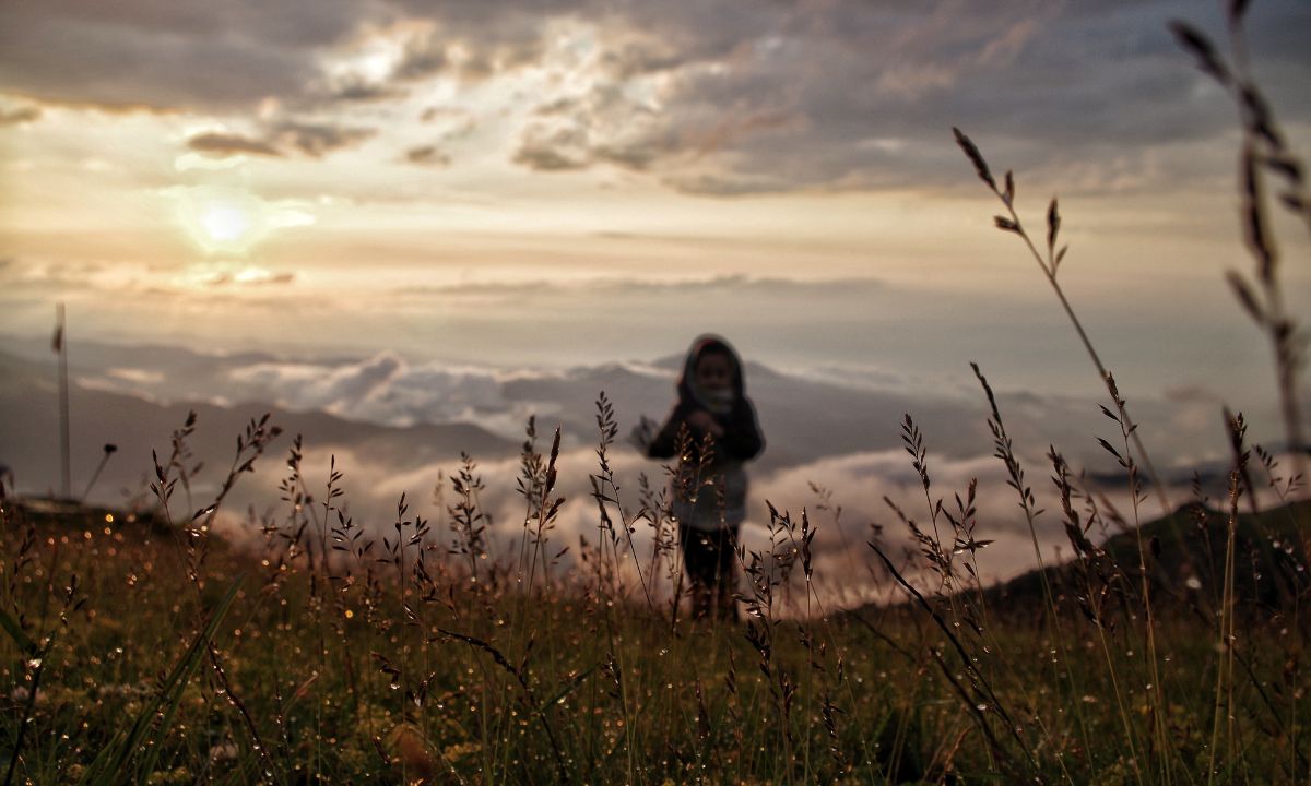 Foto mostra jovem contemplando paisagem