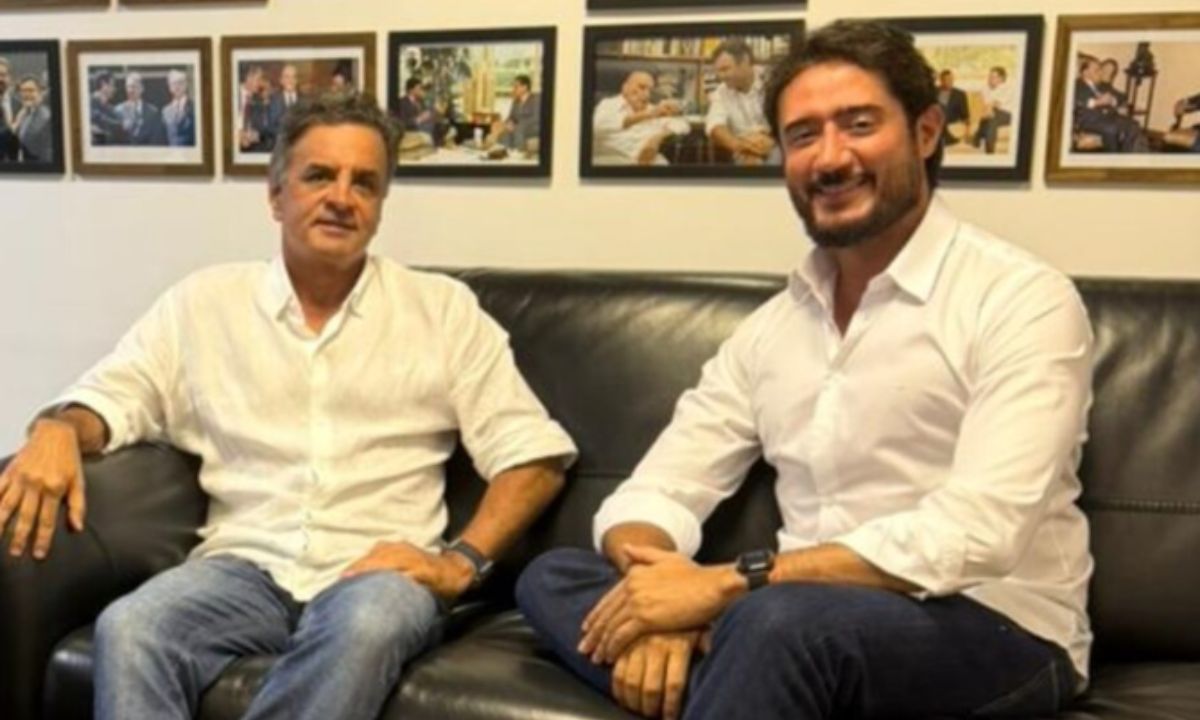 Aécio Neves e Gabriel Azevedo posam para foto