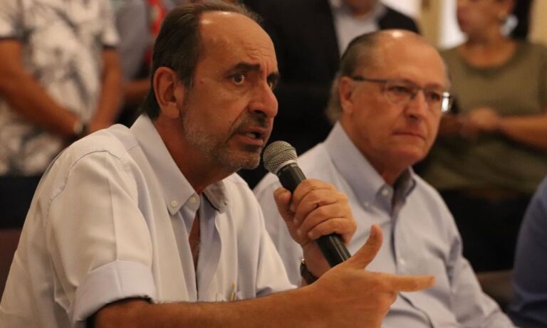 Alexandre Kalil em primeiro plano; ao fundo, Geraldo Alckmin
