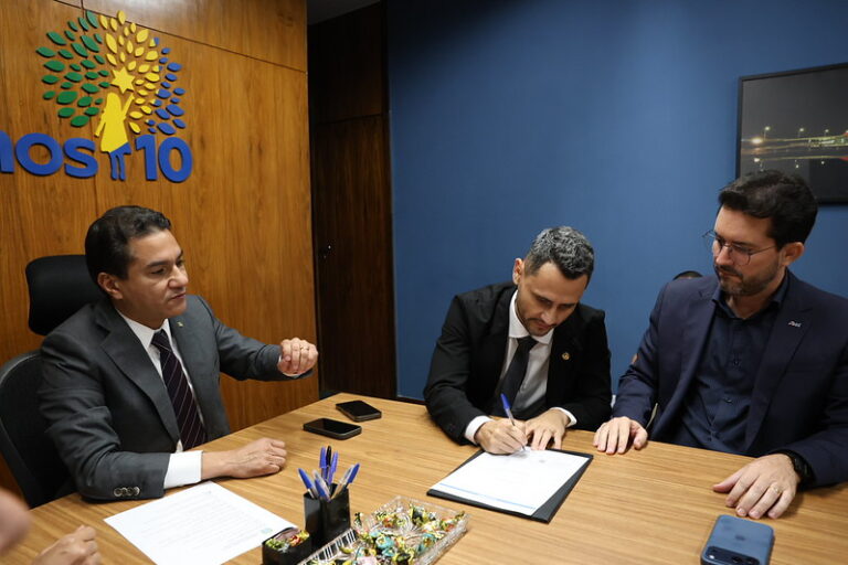 Da esquerda para a direita, o presidente nacional do Republicanos, deputado federal Marcos Pereira (SP), o senador Cleitinho Azevedo (Republicanos) e o ex-prefeito de Patos de Minas Luís Eduardo Falcão (Republicanos).