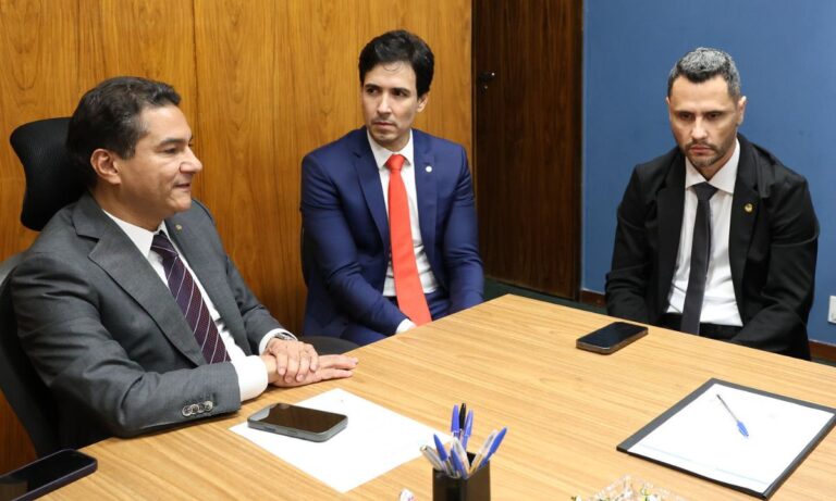 Na foto, o presidente nacional do Republicanos, deputado federal Marcos Pereira (SP), o presidente estadual da legenda em Minas Gerais, deputado federal Euclydes Pettersen, e o senador Cleitinho Azevedo.