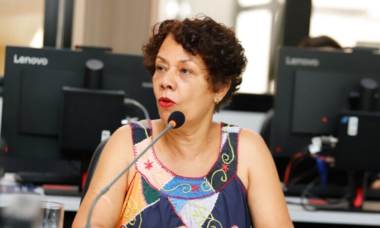 Maria da Consolação falando ao microfone em audiência pública