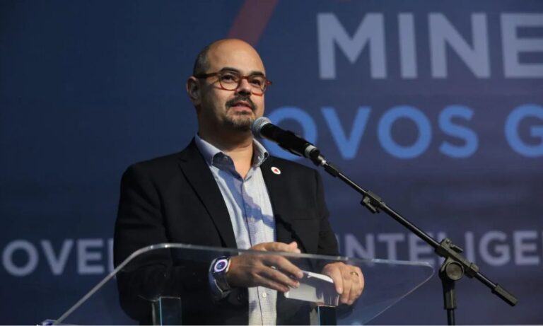 Mateus Simões de terno