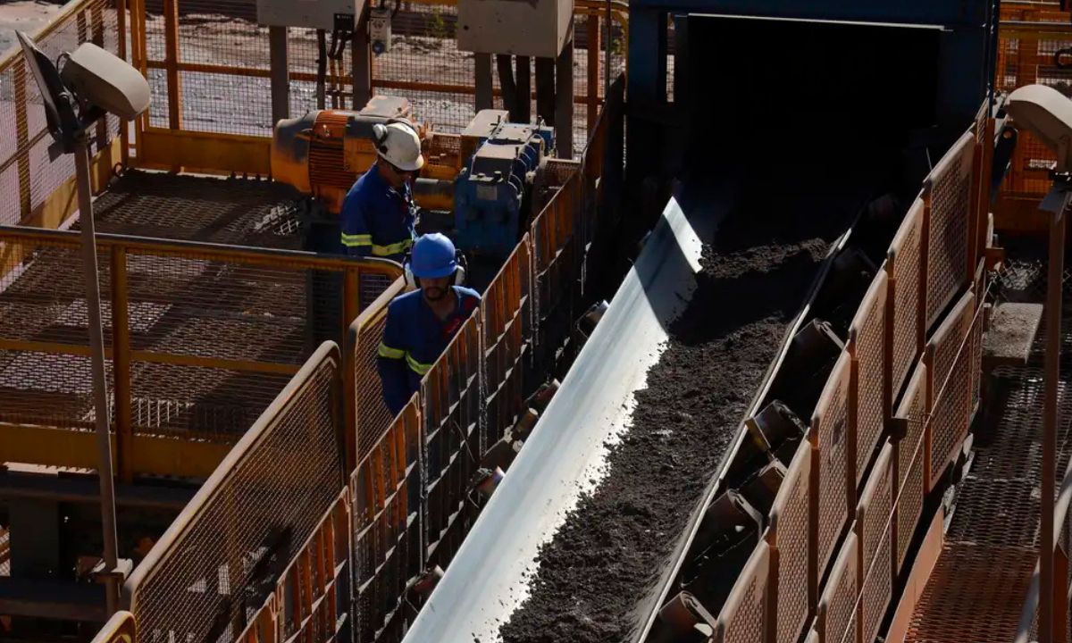 Operadores em campo de mineração da Vale, em Minas Gerais