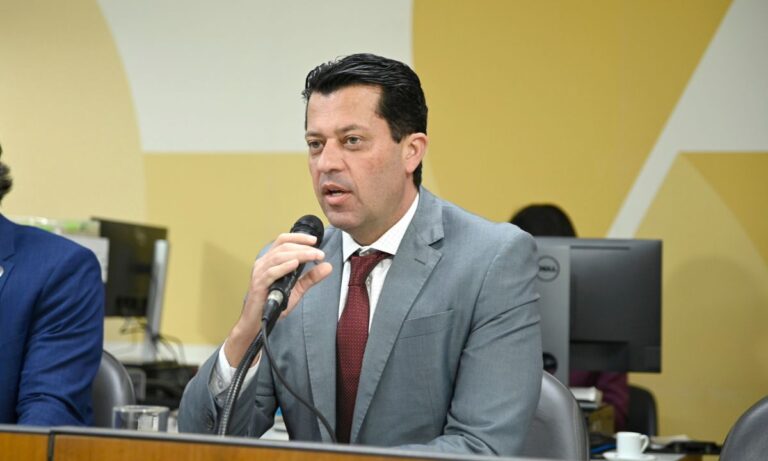 Ex-deputado estadual João Júnior ao microfone