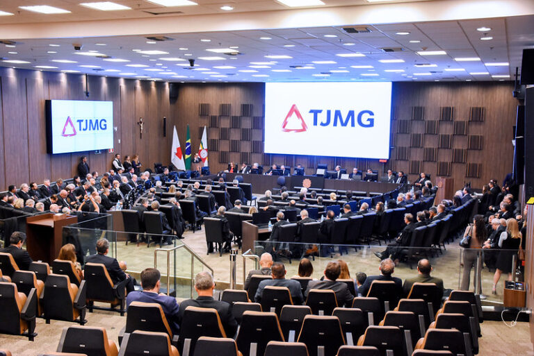 Foto do plenário do Tribunal de Justiça de Minas Gerais (TJMG), em Belo Horizonte.