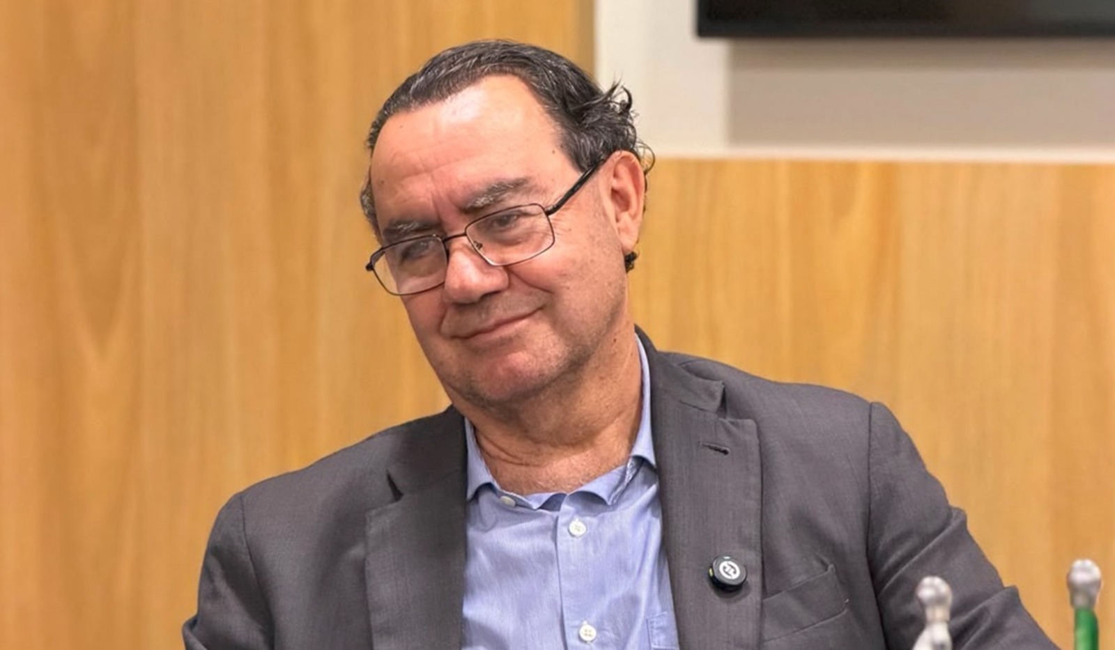 Justiça manda retirar ou corrigir propaganda de Augusto Cury que omite vice mineiro