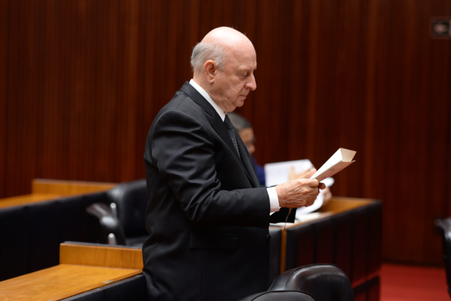 Braulio Braz lendo folha de papel
