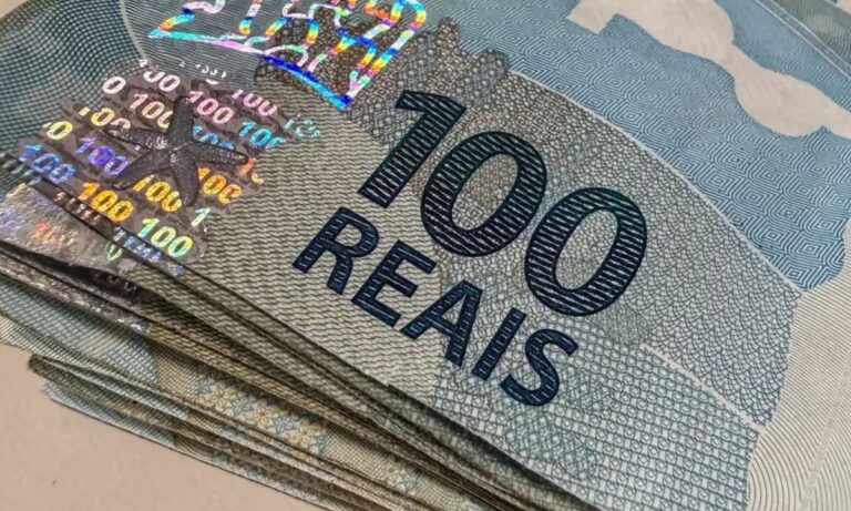 Monte de cédulas de R$ 100