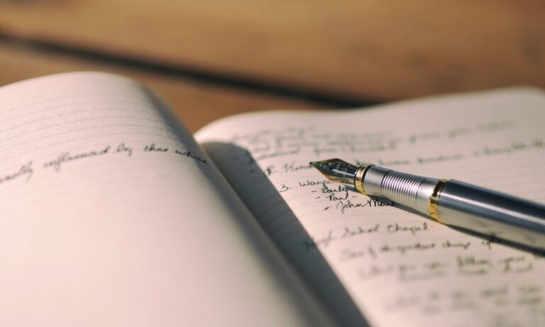 Caderno e caneta