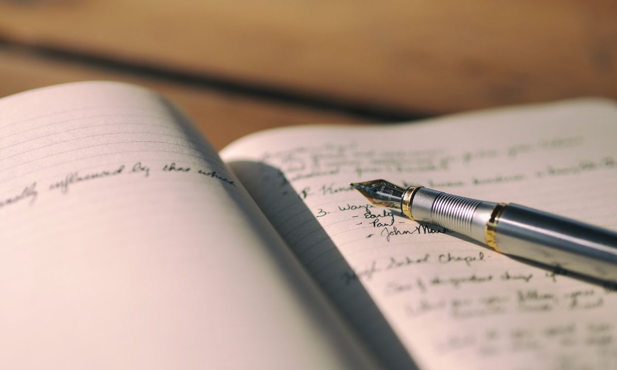 Caderno e caneta