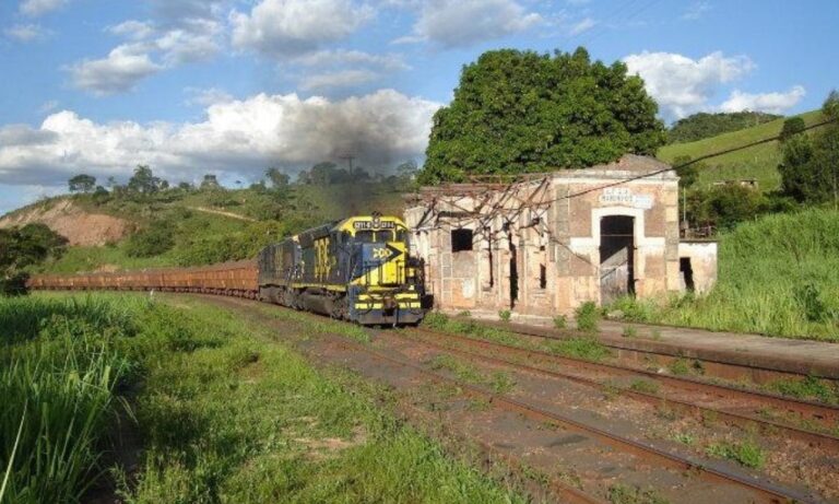 Trem da MRS passa ao lado da Estação de Maninhos, em Brumadinho
