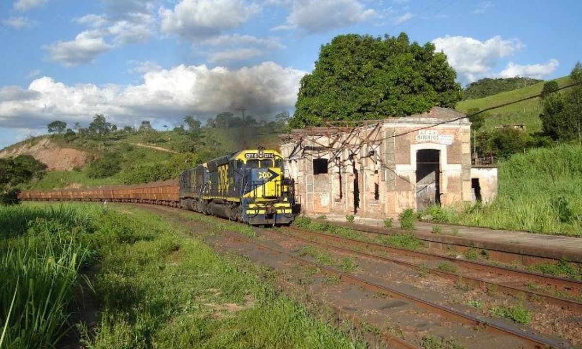 Trem da MRS passa ao lado da Estação de Maninhos, em Brumadinho
