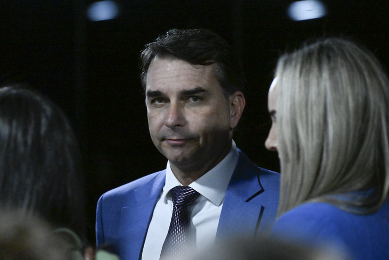 Em foco, à bancada do Senado, senador Flávio Bolsonaro (PL-RJ)