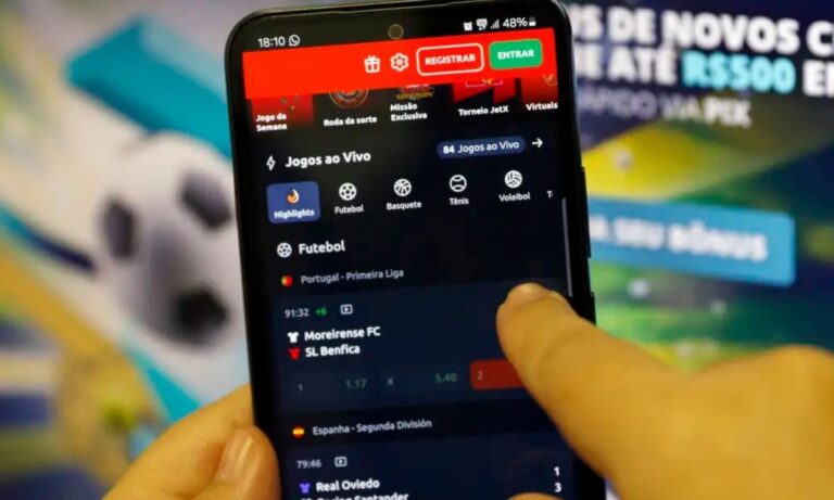 Pessoa mexendo no celular, vendo um aplicativo de bet