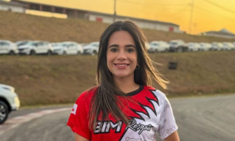 Manu Bim sorrindo com camisa da Bim Resgate