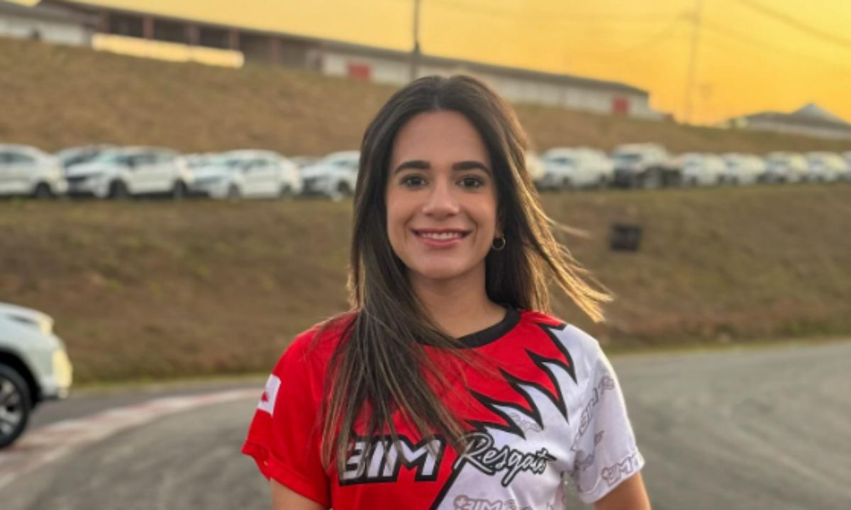 Manu Bim sorrindo com camisa da Bim Resgate