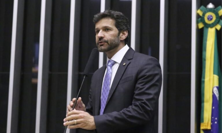 Marcelo Álvaro Antônio de terno, falando ao microfone
