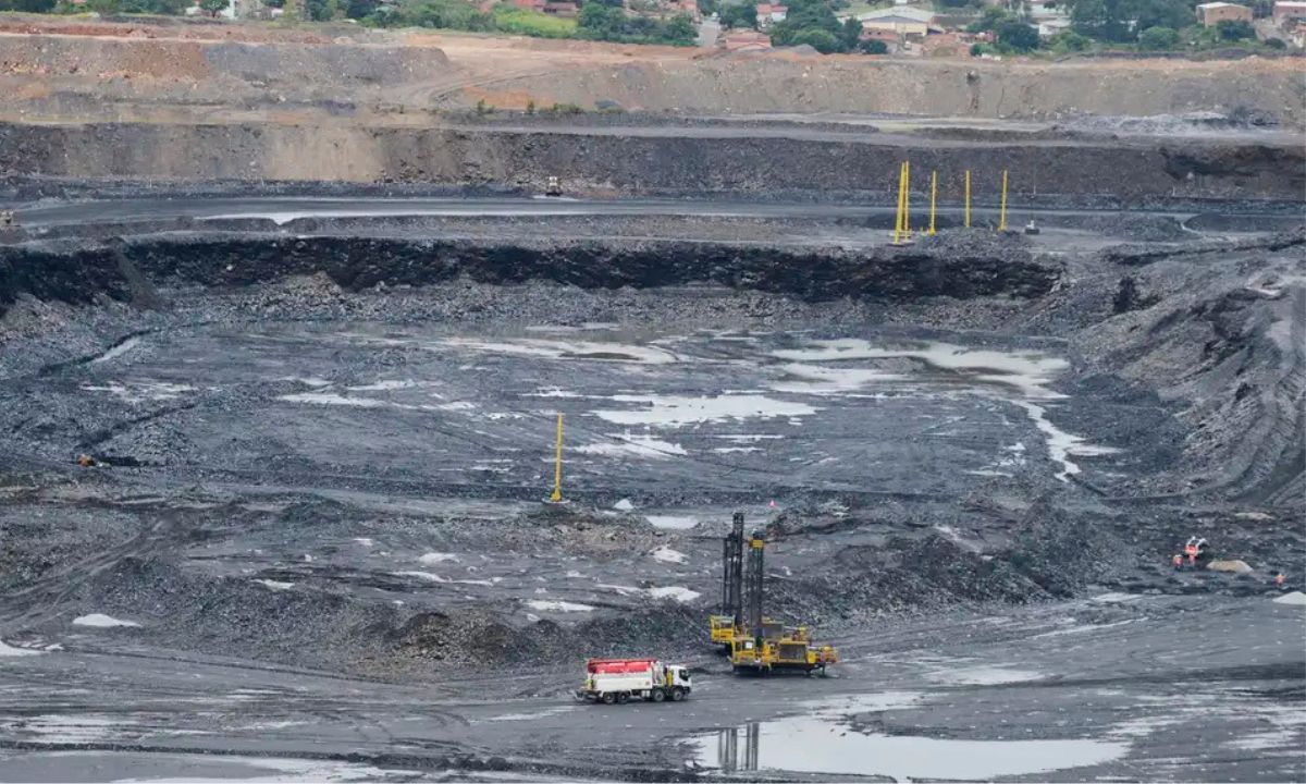 Vista ampla de campo de mineração