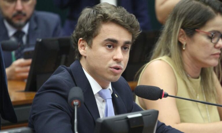 Nikolas Ferreira falando ao microfone na Câmara dos Deputados.