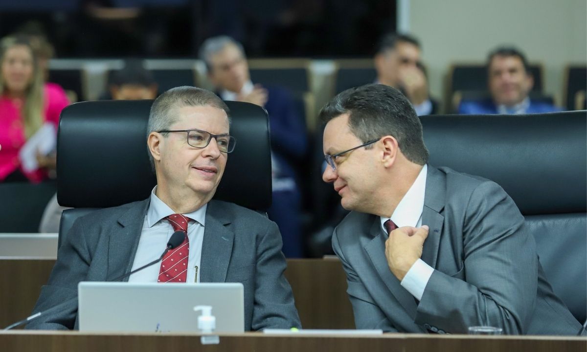 Antonio Anastasia conversando com Odair Cunha, ambos de terno, no Tribunal de Contas da União (TCU).