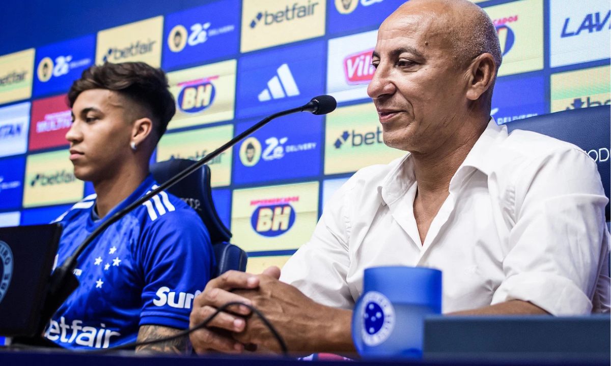 Kaio Jorge ao lado do pai em entrevista coletiva