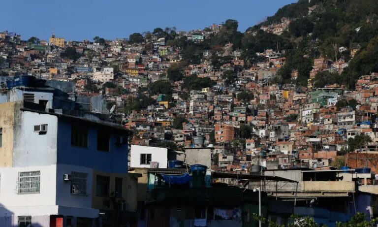 Foto mostra a periferia do Rio de Janeiro