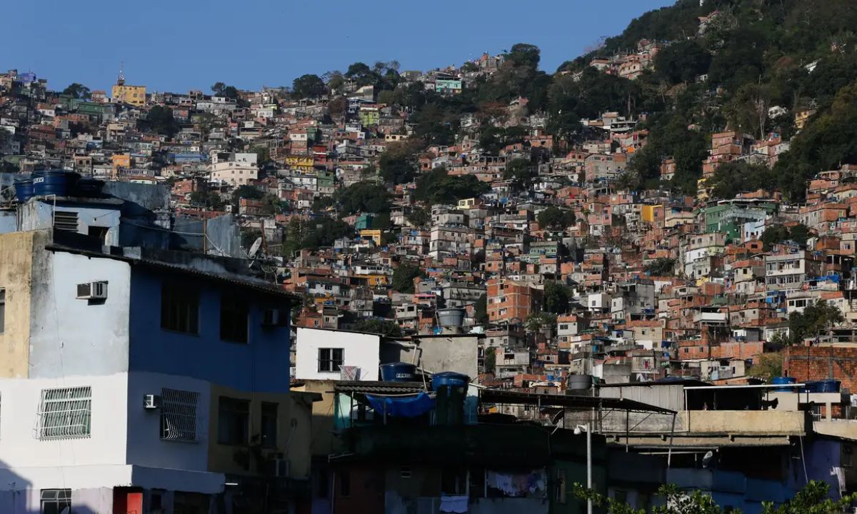 Foto mostra a periferia do Rio de Janeiro