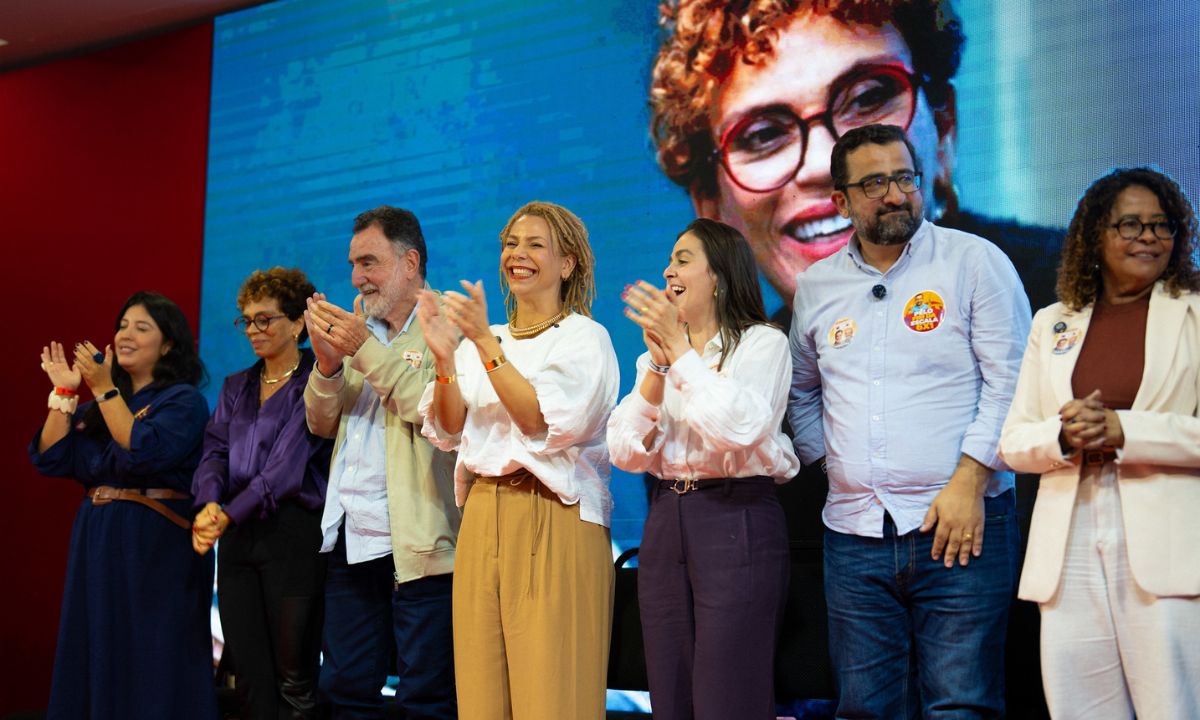 Áurea Carolina participa de ato de Patrus
