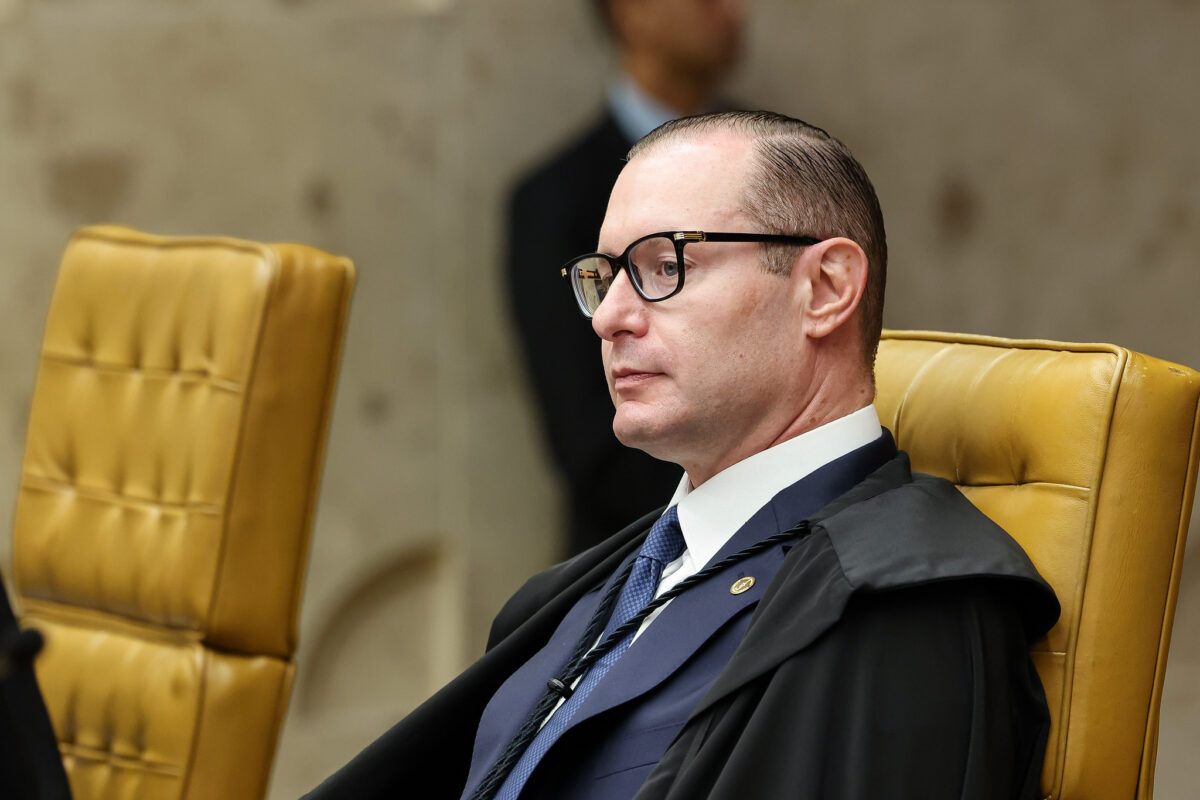 Zanin manda operadoras liberarem sites e aplicativos da Justiça Eleitoral para quem ficar sem internet no celular nas eleições