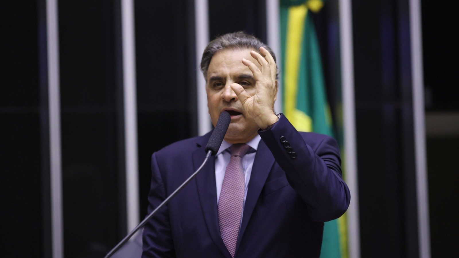Em cinco anos, 75% das passagens aéreas da Câmara usadas por Aécio começaram e terminaram fora de Minas